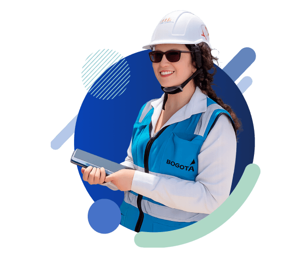 Una trabajadora sonriendo con un uniforme de la alcaldía, con un casco, lentes oscuros y una tablet en sus manos