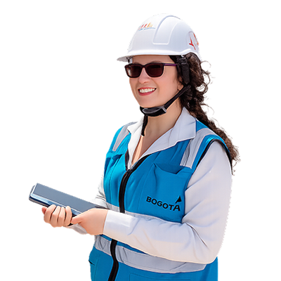 Mujer sonriendo con casco blanco, lentes oscuros y chaleco azul de proyectos